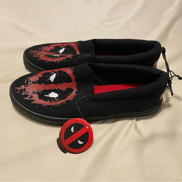 Deadpool sneakers Marvel Comics Ryan Reynolds Wade Wilson X-MEN X-FORCE - Picture 4 of 5